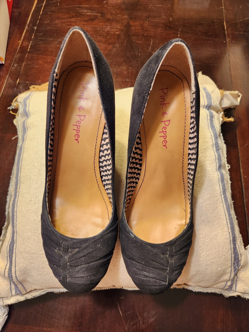 Pink & Pepper Black Suede Women's Pumps